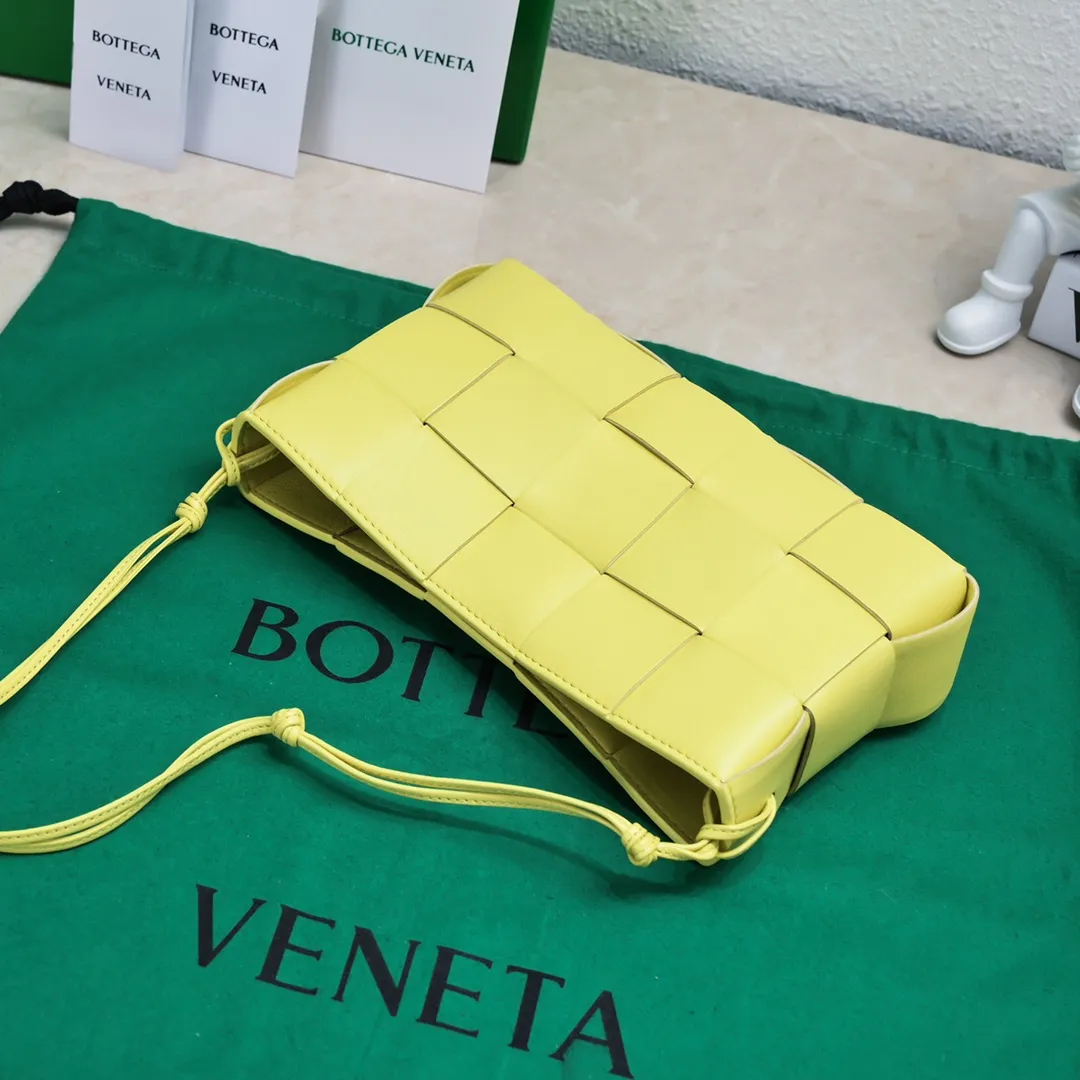 Batch 1260 #BV 2023 Cassette rope armpit bag is here🎈Simple, versatile and versatile formula bag made of intreccio woven cow leather. The square bag shape is wear-resistant and durable. Minimalism and commuting really complement each other. There are 4 card slots inside and thoughtful design✔️ Magnetic buckle closure to better protect privacy [Happy] When you are worried about matching, it is a bag that can be taken out with just one lift~ Dimensions: 22.5x13.5x4.5, Model: 7741